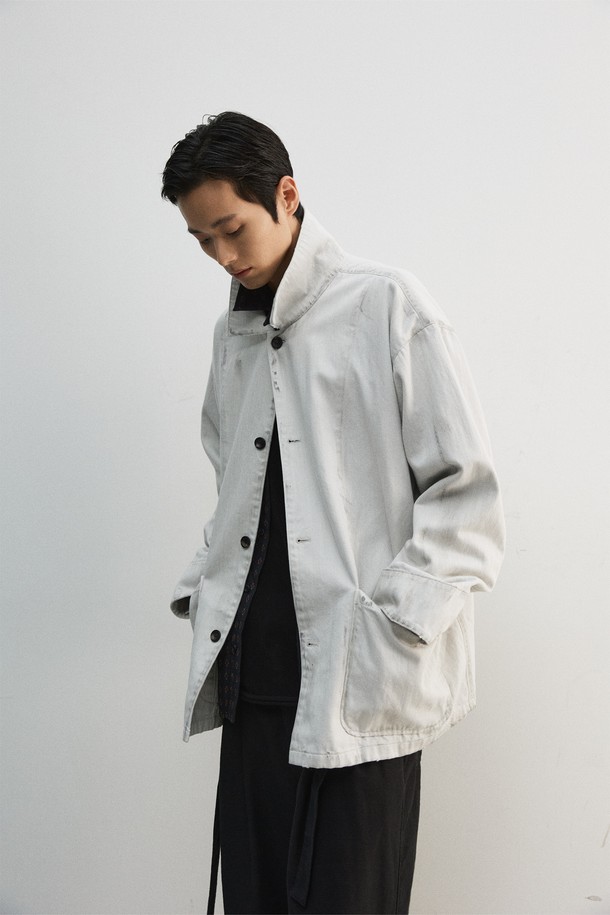 빈티지 워크 재킷은 남녀 모두 착용 가능한 젠더리스 스타일의 아우터입니다. 아이보리, 베이지 두 가지 색상으로 출시되었으며, 봄, 가을에 어울리는 보통 두께감의 면 소재로 제작되었습니다. 레귤러 기장에 루즈핏으로 편안한 착용감을 선사하며, 넓은 칼라와 아웃포켓, 버튼 여밈 디테일이 특징입니다. 오일 더티 브러쉬 가공 및 디스 가공을 더해 빈티지 워크웨어 무드를 강조했으며, 출근룩과 데이트룩 등 다양한 TPO에 활용 가능합니다.
