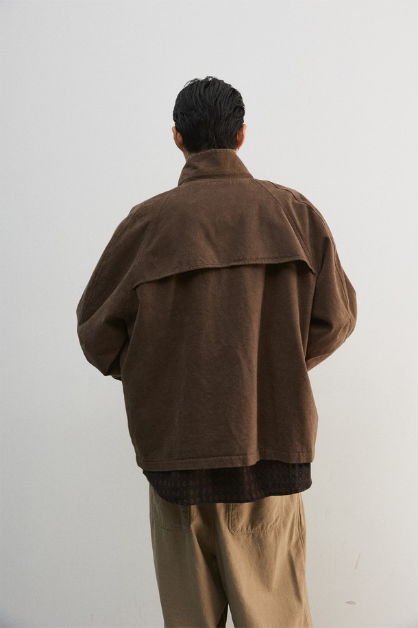 미니멀하고 세련된 남성용 크롭 하이넥 블루종입니다. 부드러운 면 소재로 제작되어 편안한 착용감을 선사하며, 봄, 가을 간절기에 적합합니다. 하이넥 칼라와 YKK 엔틱 골드 지퍼, 리얼 가죽 지퍼 풀러 디테일이 고급스러운 무드를 더합니다. 가먼트 워싱 처리로 자연스러운 멋을 살렸으며, 큐프라, 폴리에스터, 면 혼방 안감으로 활동성을 높였습니다. 데이트룩, 출근룩, 모임룩 등 다양한 TPO에 활용 가능한 레귤러핏 블루종입니다.
