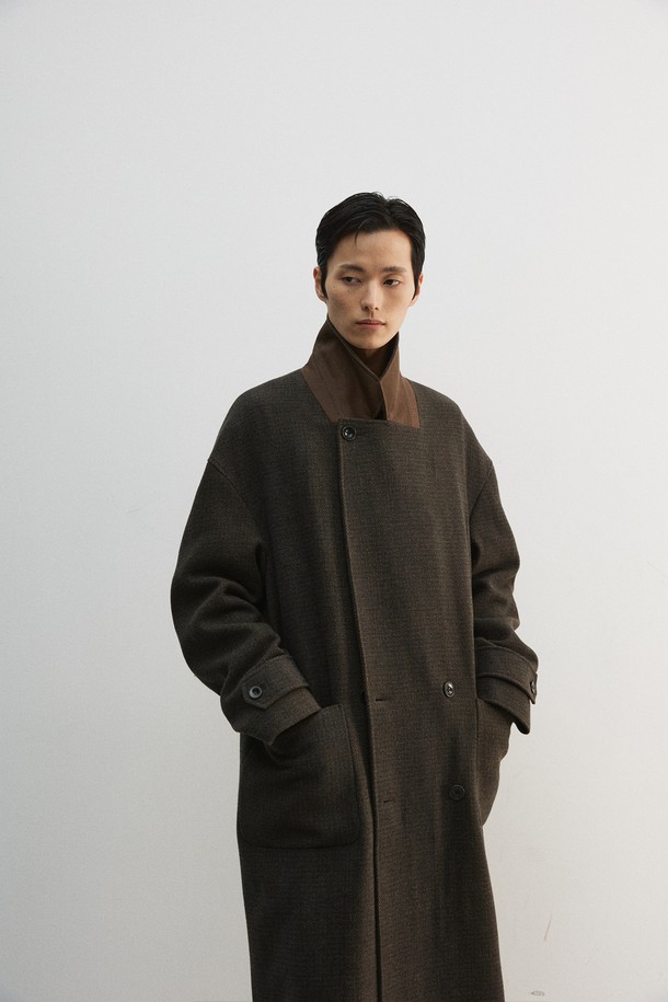 올리브와 오렌지 컬러의 맥시 체크 코트입니다. 울과 폴리에스터 혼방 소재로 제작되어 부드러운 촉감과 두꺼운 두께감을 자랑하며, 가을과 겨울에 따뜻하게 착용할 수 있습니다. 더블 버튼, 오버핏 디자인으로 클래식하면서도 모던한 스타일을 연출하며, 헤링본 체크 패턴이 세련된 느낌을 더합니다. 스탠드업 칼라, 너트 단추, 스웨이드 터치 배색 디테일이 돋보이는 더블 코트로, 출근룩, 모임룩, 데이트룩 등 다양한 TPO에 활용 가능하며, 미니멀, 시크 스타일을 즐기는 남성분들께 추천합니다. 안감은 폴리에스터와 큐프라로 마감되었습니다.
