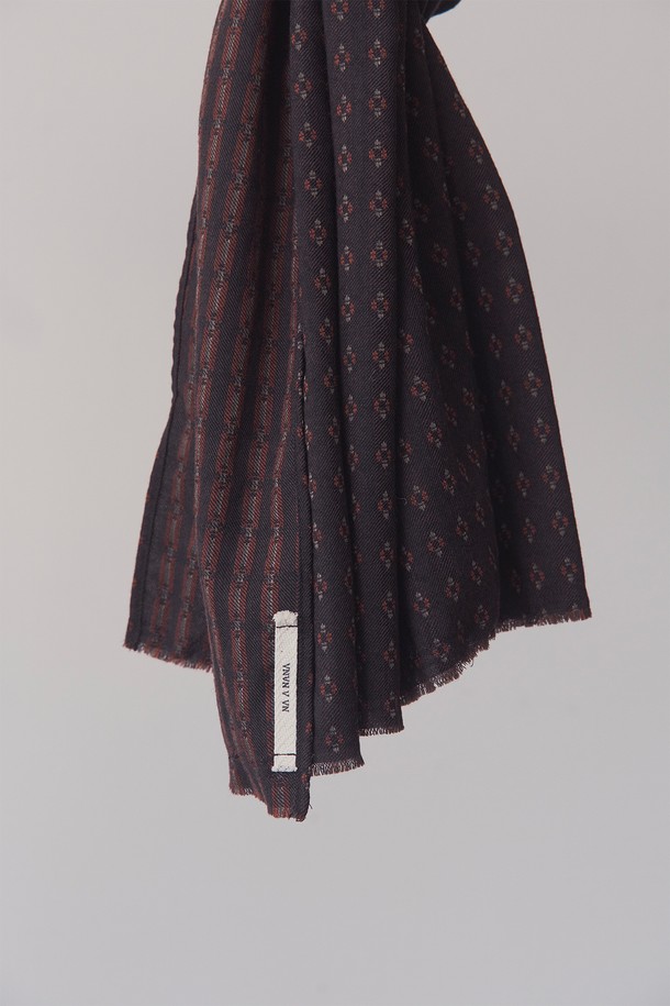 부드럽고 포근한 촉감이 특징인 울 자카드 머플러입니다. 다크 브라운 컬러에 플라워 자카드 패턴이 더해져 클래식하고 미니멀한, 그리고 캐주얼한 스타일을 연출합니다. 가을과 겨울철, 데일리 출근룩에 매치하기 좋으며, 적당한 두께감으로 보온성을 높였습니다. 양면 사용이 가능하며 가먼트 워싱 처리로 세탁 및 관리가 용이합니다.
