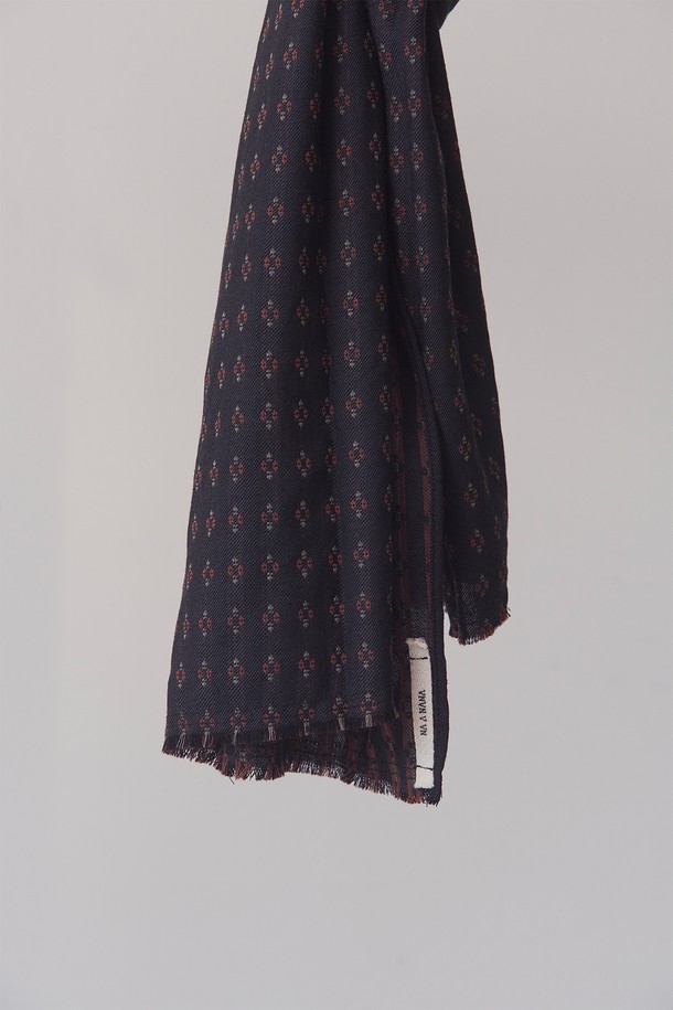 블랙 컬러의 울 자카드 머플러입니다. 포근하고 부드러운 촉감의 울 소재로 제작되어 가을, 겨울철 보온성을 책임집니다. 플라워 자카드 패턴으로 클래식하고 베이직한 스타일을 연출하며, 출근룩과 모임룩에 모두 잘 어울립니다. 양면 사용이 가능하며, 가먼트 워싱 처리로 세탁 관리가 용이합니다. 미니멀, 캐주얼 스타일에도 포인트 아이템으로 활용하기 좋습니다.
