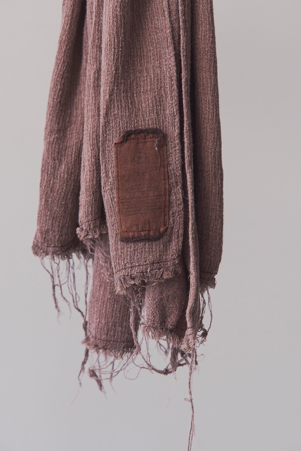부드러운 면과 린넨 혼방 소재로 제작된 소프트 다잉 머플러입니다. 가먼트 피그먼트 다잉 기법으로 은은한 브라운 컬러를 표현했으며, 물결 조직감과 자연스러운 올 풀림 디테일이 특징입니다. 얇은 두께감으로 가을 시즌에 산책룩, 여행룩 등 캐주얼하고 미니멀한 스타일에 매치하기 좋습니다. 베이직한 디자인으로 다양한 룩에 활용 가능한 머플러입니다.
