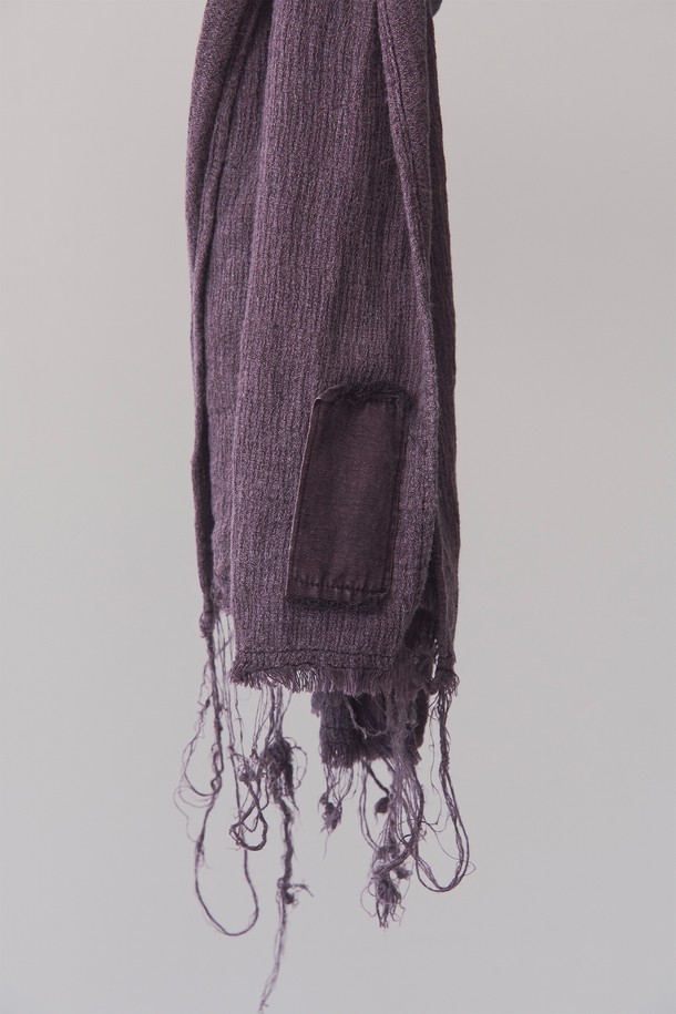 가을 분위기를 담은 소프트 다잉 머플러입니다. 면과 린넨 혼방 소재로 제작되어 부드러운 촉감과 가벼운 착용감을 선사하며, 가먼트 피그먼트 다잉 기법으로 은은하고 자연스러운 가을빛 컬러를 표현했습니다. 얇은 두께감과 물결 조직감, 컷오프 디자인이 어우러져 내추럴하면서도 캐주얼한 스타일을 연출하며, 산책룩, 여행룩 등 다양한 TPO에 활용하기 좋습니다. 자연스러운 올 풀림 효과로 빈티지한 멋을 더해 미니멀, 클래식 스타일에도 잘 어울립니다.
