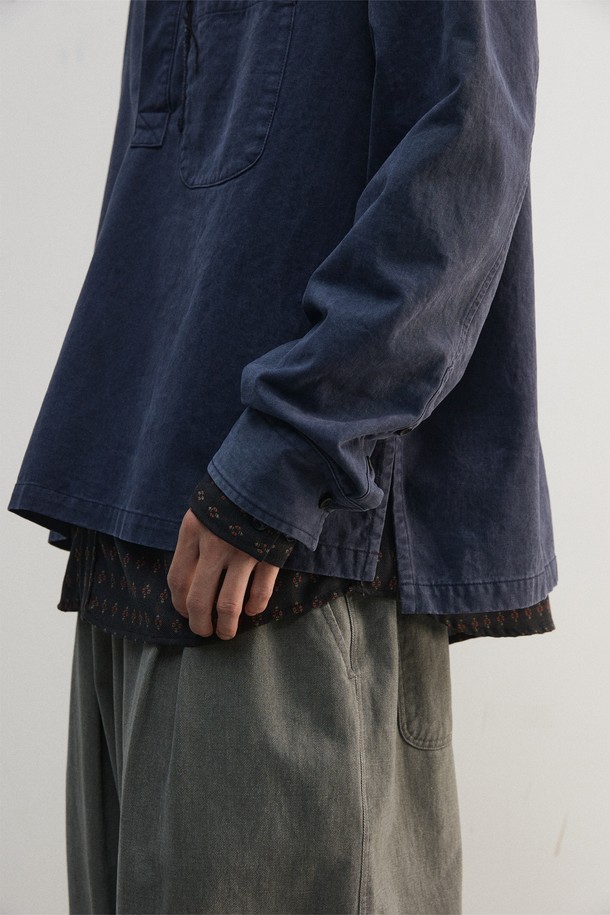 네이비 컬러의 도트 패턴이 돋보이는 젠더리스 풀오버 셔츠입니다. 봄, 가을에 어울리는 두꺼운 면 소재로 제작되어 뻣뻣한 촉감이 특징이며, 튜닉 형태와 크롭 기장으로 레이어드 스타일을 연출하기 좋습니다. 앞 중심 깊게 파인 디자인과 기모 처리, 피그먼트 워싱으로 빈티지한 멋을 더했습니다. 캐주얼, 클래식, 미니멀 스타일을 즐겨 입는 분들께 출근룩으로 추천하는 아이템입니다. 단추 없이 편안하게 착용할 수 있습니다.
