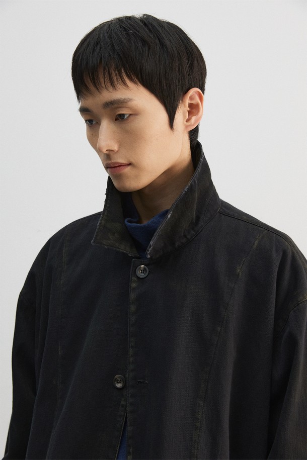 블랙 컬러의 빈티지 워크 재킷입니다. 면 소재에 보통 두께감으로 봄, 가을에 착용하기 좋습니다. 루즈핏으로 편안한 착용감을 선사하며, 넓은 칼라와 아웃포켓, 버튼 여밈 디테일이 특징입니다. 젠더리스 스타일로 남녀 모두 착용 가능하며, 오일 더티 브러쉬 가공과 디스 가공으로 빈티지한 무드를 더했습니다. 출근룩, 모임룩 등 캐주얼, 클래식, 워크웨어 스타일을 즐겨 입는 분들께 추천합니다.
