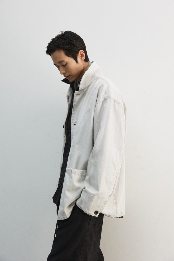 빈티지 워크 재킷은 남녀 모두 착용 가능한 젠더리스 스타일의 아우터입니다. 아이보리, 베이지 두 가지 색상으로 출시되었으며, 봄, 가을에 어울리는 보통 두께감의 면 소재로 제작되었습니다. 레귤러 기장에 루즈핏으로 편안한 착용감을 선사하며, 넓은 칼라와 아웃포켓, 버튼 여밈 디테일이 특징입니다. 오일 더티 브러쉬 가공 및 디스 가공을 더해 빈티지 워크웨어 무드를 강조했으며, 출근룩과 데이트룩 등 다양한 TPO에 활용 가능합니다.
