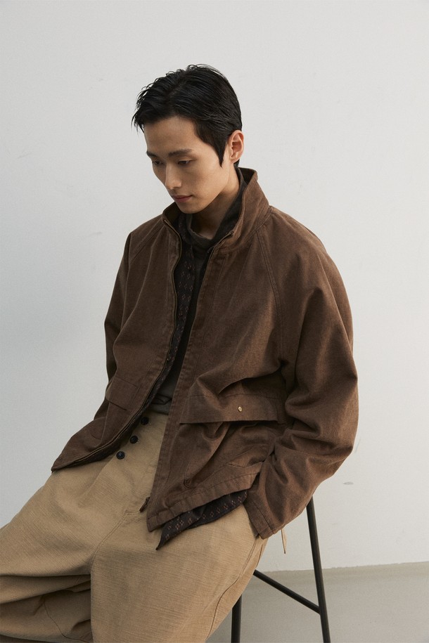 미니멀하고 세련된 남성용 크롭 하이넥 블루종입니다. 부드러운 면 소재로 제작되어 편안한 착용감을 선사하며, 봄, 가을 간절기에 적합합니다. 하이넥 칼라와 YKK 엔틱 골드 지퍼, 리얼 가죽 지퍼 풀러 디테일이 고급스러운 무드를 더합니다. 가먼트 워싱 처리로 자연스러운 멋을 살렸으며, 큐프라, 폴리에스터, 면 혼방 안감으로 활동성을 높였습니다. 데이트룩, 출근룩, 모임룩 등 다양한 TPO에 활용 가능한 레귤러핏 블루종입니다.
