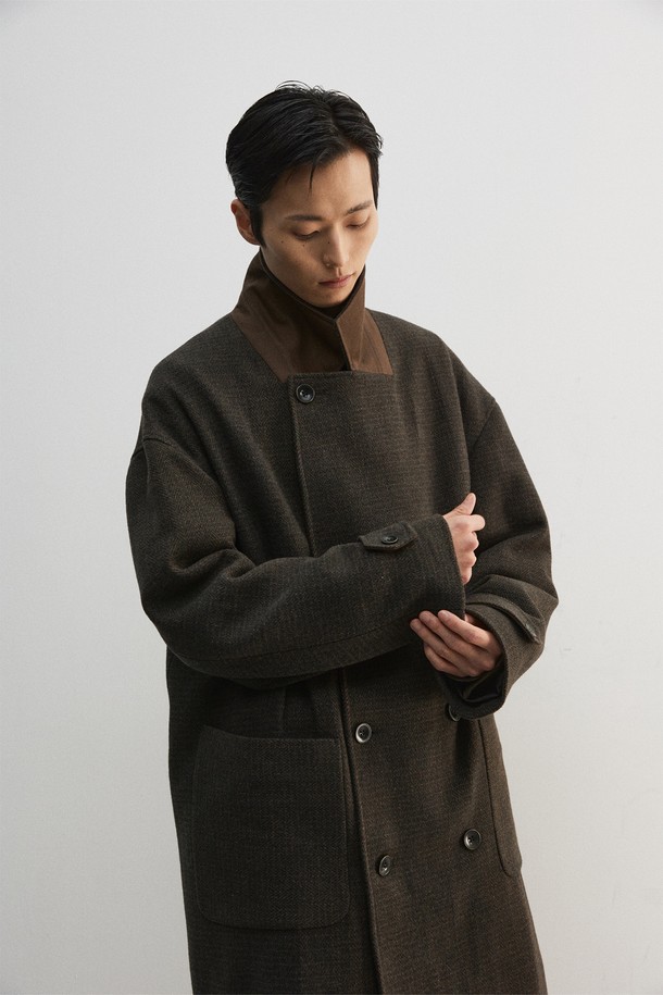 올리브와 오렌지 컬러의 맥시 체크 코트입니다. 울과 폴리에스터 혼방 소재로 제작되어 부드러운 촉감과 두꺼운 두께감을 자랑하며, 가을과 겨울에 따뜻하게 착용할 수 있습니다. 더블 버튼, 오버핏 디자인으로 클래식하면서도 모던한 스타일을 연출하며, 헤링본 체크 패턴이 세련된 느낌을 더합니다. 스탠드업 칼라, 너트 단추, 스웨이드 터치 배색 디테일이 돋보이는 더블 코트로, 출근룩, 모임룩, 데이트룩 등 다양한 TPO에 활용 가능하며, 미니멀, 시크 스타일을 즐기는 남성분들께 추천합니다. 안감은 폴리에스터와 큐프라로 마감되었습니다.
