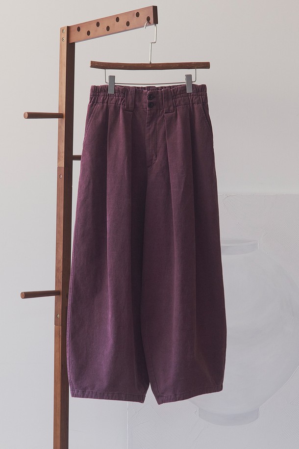 부드러운 면 소재에 톤 다운된 퍼플 컬러가 매력적인 "문 자" 팬츠입니다. 동양적인 무드와 빈티지한 감성을 동시에 느낄 수 있으며, 사계절 내내 활용하기 좋습니다. 벌룬핏 루즈핏 디자인에 크롭 기장으로 트렌디함을 더했고, 피그먼트 염색과 바이오 워싱 가공, 2차 가먼트 워싱을 거쳐 자연스러운 멋을 살렸습니다. 밴딩 이밴드와 소뿔 단추, YKK 나일론 양면지퍼 디테일로 편안함과 퀄리티를 높였으며, 산책룩이나 집콕룩, 캐주얼 및 미니멀 스타일 모두 소화 가능합니다. 도톰한 두께감과 부드러운 촉감으로 편안하게 착용할 수 있습니다.
