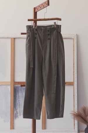 슬럽 플리츠 벨티드 팬츠