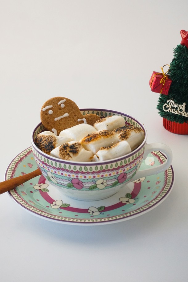 보헤미안 커피세트 2(4)p는 북유럽과 보헤미안 스타일을 담아낸 커피잔 세트입니다. 본차이나 소재로 제작되어 얇고 가벼우면서도 강한 내구성을 자랑하며, 투명한 유백색과 낮은 수분 흡수율을 지닙니다. 화이트와 파스텔 톤의 조화, 플라워 패턴이 더해져 은은하고 아름다운 분위기를 연출합니다. 커피잔 2개와 받침 2개로 구성되어 있으며, KS 제품 인증, 납/카드뮴 불검출, 24K 골드 인증, 열충격강도 120도를 획득하여 품질을 보증합니다. 보온성이 뛰어나 따뜻한 커피를 오랫동안 즐길 수 있습니다.
