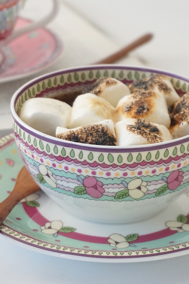 보헤미안 커피세트 2(4)p는 북유럽과 보헤미안 스타일을 담아낸 커피잔 세트입니다. 본차이나 소재로 제작되어 얇고 가벼우면서도 강한 내구성을 자랑하며, 투명한 유백색과 낮은 수분 흡수율을 지닙니다. 화이트와 파스텔 톤의 조화, 플라워 패턴이 더해져 은은하고 아름다운 분위기를 연출합니다. 커피잔 2개와 받침 2개로 구성되어 있으며, KS 제품 인증, 납/카드뮴 불검출, 24K 골드 인증, 열충격강도 120도를 획득하여 품질을 보증합니다. 보온성이 뛰어나 따뜻한 커피를 오랫동안 즐길 수 있습니다.
