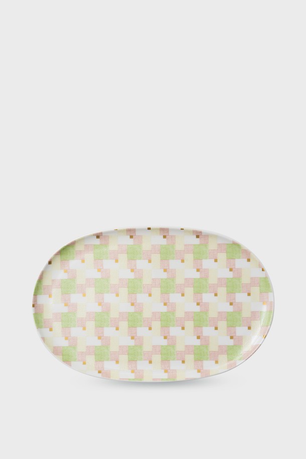 사색 타원 접시 1p는 파인 본차이나 소재로 제작되어 얇고 가벼우면서도 강한 내구성을 자랑합니다. 모시 조각보를 모티브로 한 섬세한 패턴이 유백색 바탕에 은은하게 어우러져 단아한 분위기를 연출합니다. 필골드 마감으로 고급스러움을 더했으며, 전자레인지 및 식기세척기 사용이 가능하여 실용적입니다. 뛰어난 보온성과 낮은 수분 흡수율로 음식의 풍미를 오랫동안 유지시켜 줍니다. KS 제품인증, 납/카드뮴 불검출 시험, 24K 골드 인증 등 엄격한 품질 검사를 거쳐 안심하고 사용할 수 있습니다.
