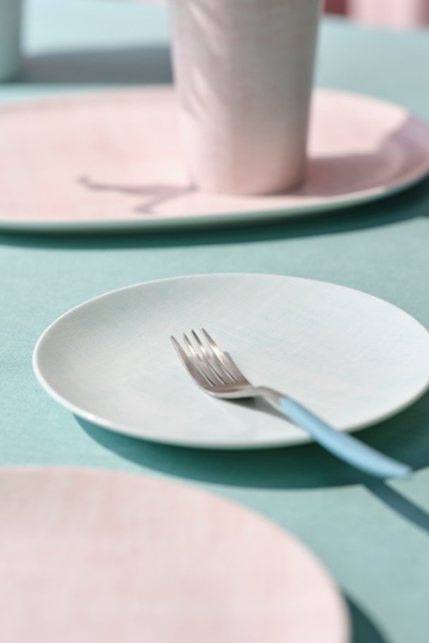 연 6접시(16.5cm)는 모던하고 엘레강스한 스타일의 식기입니다. 본차이나 소재에 모시원단 패턴의 디자인과 백색, 상아색, 연록색, 분홍색 4가지 컬러 옵션으로 제공됩니다. 전자레인지, 식기세척기 사용이 가능하며 내열성과 내구성이 뛰어나 실용적입니다. 40% 이상의 본회분 함유, 반투명 유백색, 낮은 수분 흡수율, 우수한 보온성을 자랑하며 1250-1300도 소성 과정을 거쳐 제작되었습니다. KS 제품인증과 24K 금도금 인증을 획득하여 품질을 보증합니다.
