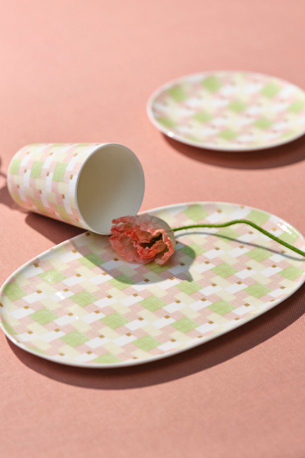 사색 타원 접시 1p는 파인 본차이나 소재로 제작되어 얇고 가벼우면서도 강한 내구성을 자랑합니다. 모시 조각보를 모티브로 한 섬세한 패턴이 유백색 바탕에 은은하게 어우러져 단아한 분위기를 연출합니다. 필골드 마감으로 고급스러움을 더했으며, 전자레인지 및 식기세척기 사용이 가능하여 실용적입니다. 뛰어난 보온성과 낮은 수분 흡수율로 음식의 풍미를 오랫동안 유지시켜 줍니다. KS 제품인증, 납/카드뮴 불검출 시험, 24K 골드 인증 등 엄격한 품질 검사를 거쳐 안심하고 사용할 수 있습니다.
