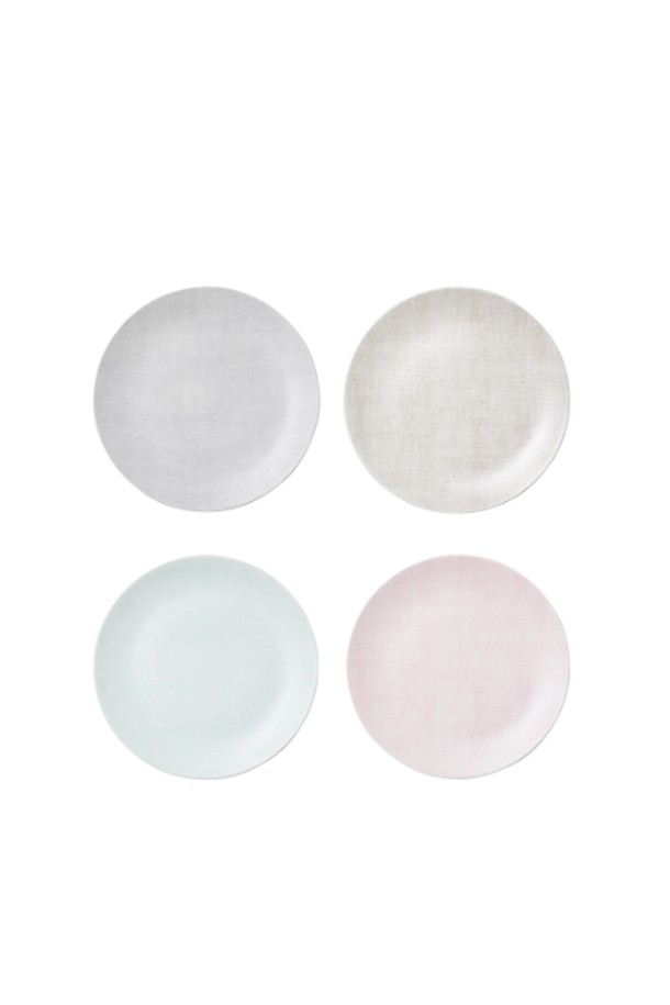 연 6접시(16.5cm)는 모던하고 엘레강스한 스타일의 식기입니다. 본차이나 소재에 모시원단 패턴의 디자인과 백색, 상아색, 연록색, 분홍색 4가지 컬러 옵션으로 제공됩니다. 전자레인지, 식기세척기 사용이 가능하며 내열성과 내구성이 뛰어나 실용적입니다. 40% 이상의 본회분 함유, 반투명 유백색, 낮은 수분 흡수율, 우수한 보온성을 자랑하며 1250-1300도 소성 과정을 거쳐 제작되었습니다. KS 제품인증과 24K 금도금 인증을 획득하여 품질을 보증합니다.
