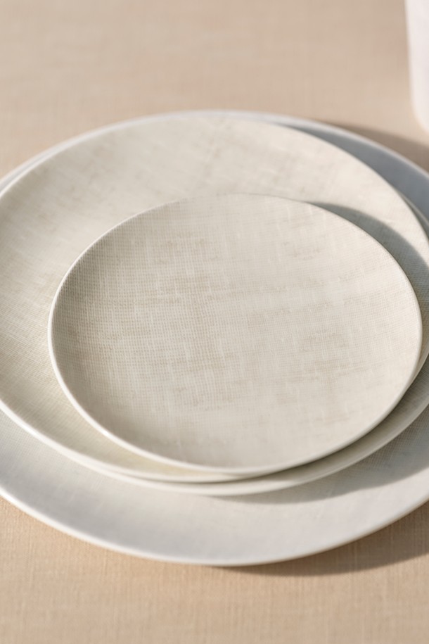 연 10접시(27cm)는 모던하고 심플하며 엘레강스한 디자인의 원형 접시입니다. 파인본차이나 소재로 제작되어 내열성, 내구성, 보온성, 저수분흡수 기능을 갖췄습니다. 백색과 상아색 두 가지 색상으로 출시되었으며, 모시 텍스처 무늬가 특징입니다. 전자레인지 및 식기세척기 사용이 가능하며, 얇고 가벼우면서 반투명한 매력을 더합니다. KS 제품인증, 납/카드뮴 불검출 인증, 잉크침투저항성, 24K 골드 인증을 받아 품질을 보증합니다.
