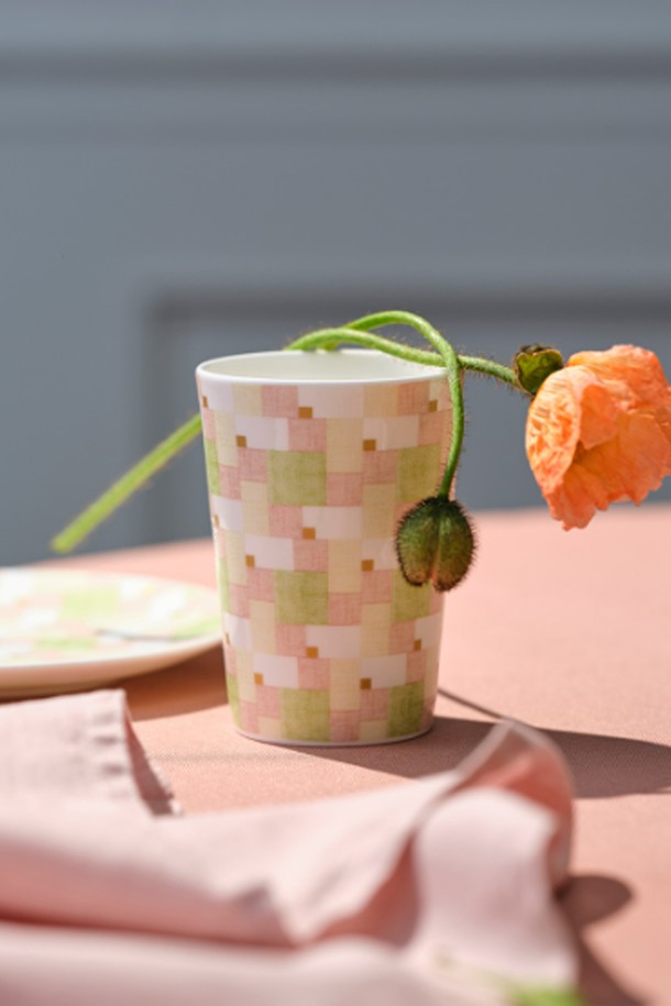 **사색 컵 1p**

전통 모시 원단의 섬세한 텍스처를 현대적으로 재해석한 "사색 컵"입니다. 화이트, 아이보리, 라이트 그린, 핑크의 세련된 4가지 컬러로 구성되어, 주방에 산뜻함을 더합니다. 얇고 가벼운 본차이나 소재로 제작되어 부드러운 촉감과 뛰어난 내구성을 자랑하며, 전자레인지와 식기세척기 사용이 가능하여 실용적입니다. 120도의 높은 내열성을 지니며, 40% 본애쉬 함유로 우수한 보온성을 유지합니다. 은은하게 비치는 반투명 화이트 색상으로, 일상생활에서 다채롭게 활용할 수 있습니다.
