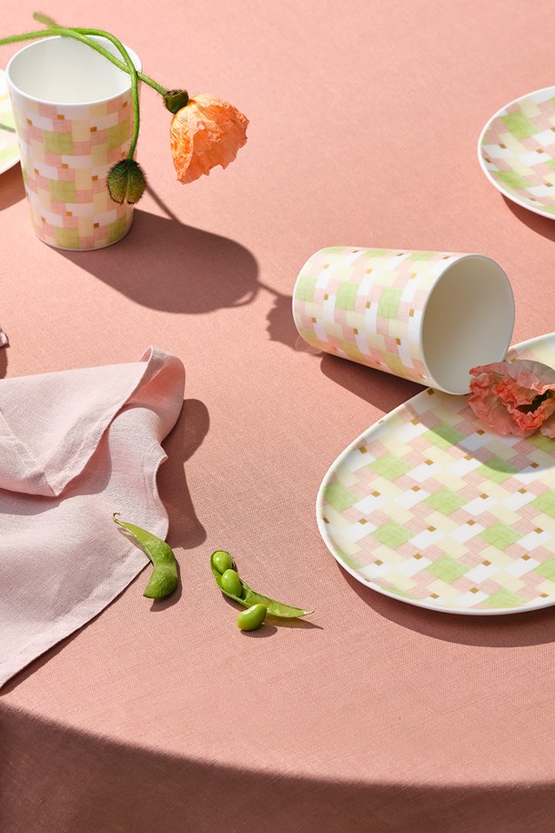 **사색 컵 1p**

전통 모시 원단의 섬세한 텍스처를 현대적으로 재해석한 "사색 컵"입니다. 화이트, 아이보리, 라이트 그린, 핑크의 세련된 4가지 컬러로 구성되어, 주방에 산뜻함을 더합니다. 얇고 가벼운 본차이나 소재로 제작되어 부드러운 촉감과 뛰어난 내구성을 자랑하며, 전자레인지와 식기세척기 사용이 가능하여 실용적입니다. 120도의 높은 내열성을 지니며, 40% 본애쉬 함유로 우수한 보온성을 유지합니다. 은은하게 비치는 반투명 화이트 색상으로, 일상생활에서 다채롭게 활용할 수 있습니다.
