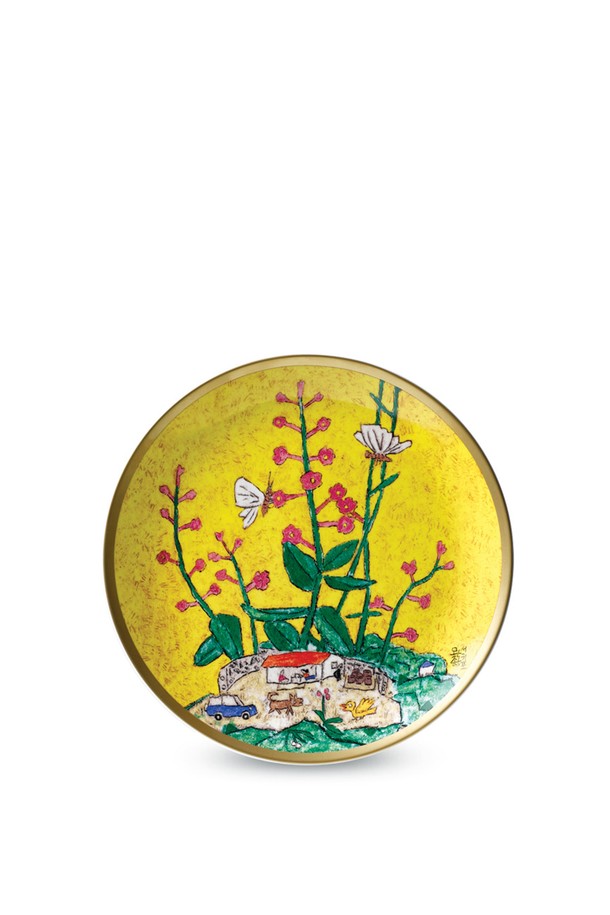 이왈종 화가 그림 원형 접시(25cm)는 제주 생활의 중도 시리즈를 담아낸, 한국적인 감성의 주방용품입니다. 40% 이상의 천연 본애쉬 함량으로 투명한 유백색을 띠며, 얇고 가벼우면서도 강한 내구성을 자랑합니다. 매화꽃, 도라지꽃 등 제주 생활을 모티프로 한 플라워 프린트 무늬가 은은하게 돋보이는 디자인입니다. 식기로 활용 가능하며, 낮은 수분 흡수율로 위생적인 사용이 가능합니다. KS 제품인증서, 납/카드뮴 불검출 시험성적서, 24K 골드 인증을 통해 품질을 입증받았습니다.
