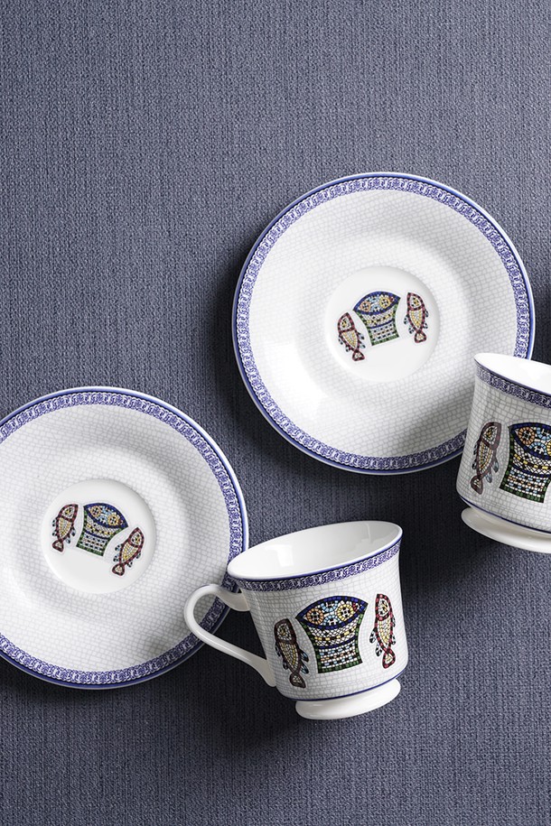 "오병이어 커피세트 2(4)p"는 성경 마가복음 6:41을 테마로 디자인된 커피잔 세트입니다. 본차이나 소재로 제작되어 얇고 가벼우며, 40% 이상의 천연 골분을 함유하여 우수한 보온성을 자랑합니다. 화이트와 블루 색상에 오병이어 패턴이 은은하게 더해졌으며, 반투명 유백색으로 고급스러움을 더했습니다. 커피잔 2개와 받침 접시 2개로 구성되어 있으며, 전자레인지 및 식기세척기 사용이 가능합니다. KS 제품인증, 납/카드뮴 불용출 시험, 24K 골드 인증을 획득하여 안전성과 품질을 보증합니다.
