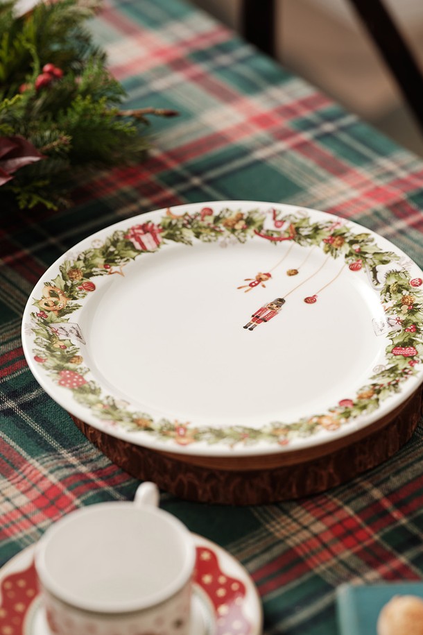 홀리리스 10인치 접시 1p는 40% 이상의 천연 본애쉬를 함유한 파인 본차이나 등급의 접시입니다. 얇고 가벼우며, 투명한 유백색과 낮은 수분 흡수율을 자랑하여 실용성을 높였습니다. 크리스마스, 홀리데이 무드의 호두까기 인형, 테디베어, 선물 상자 등 24K 골드 장식이 더해져 특별한 분위기를 연출합니다. KS 제품 인증, 납/카드뮴 불검출, 잉크 침투도 0.0, 열충격강도 120도, 24K 골드 인증을 완료하여 안전하게 사용할 수 있습니다. 식기로 활용하기 좋은 홀리데이 무드의 접시입니다.
