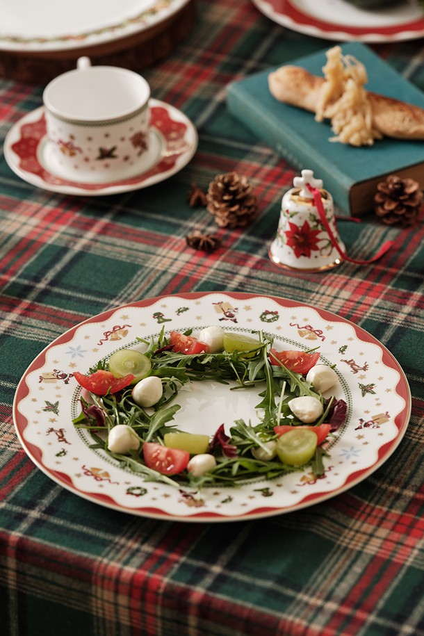 마이노엘 10인치 접시 1p는 플라워 프린트가 돋보이는 도자기 소재의 식기입니다. 화이트와 레드의 파스텔 컬러 조합이 산뜻한 느낌을 주며, 웨이브 엣지 디자인으로 테이블 세팅에 포인트를 더합니다. 10인치 크기로 다양한 음식을 담기에 적합하며, 접시 테두리의 물결 무늬가 섬세함을 더합니다. 식기세척기 사용이 가능하여 편리하게 관리할 수 있습니다.
