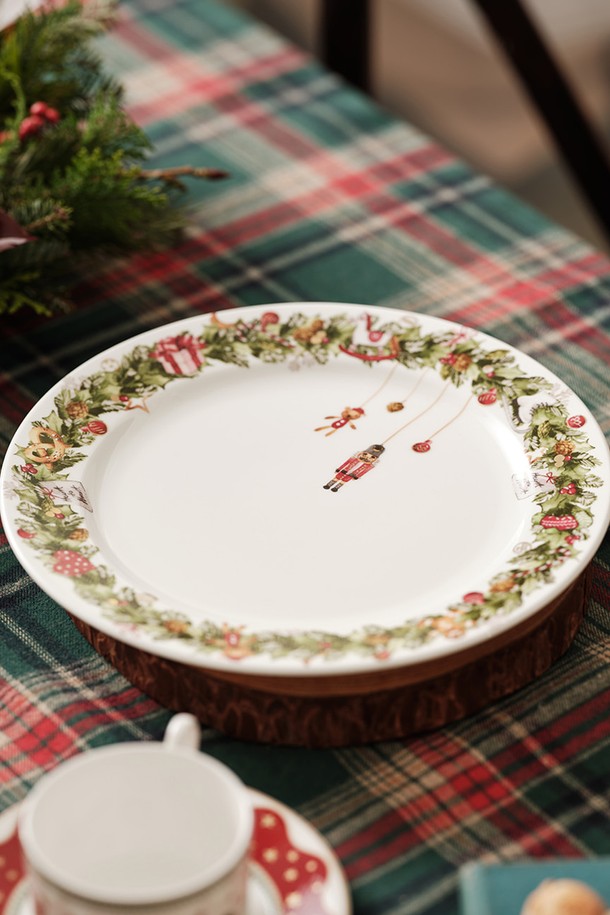 홀리리스 10인치 접시 1p는 크리스마스 테마 디자인의 도자기 접시입니다. 10인치 크기로, 식기 용도로 사용하기에 적합합니다. 화이트 색상 바탕에 크리스마스 테두리 장식이 돋보이며, 원형 디자인으로 제작되었습니다. 홀리리스 접시는 특별한 날의 식탁을 더욱 풍성하게 만들어 줍니다.
