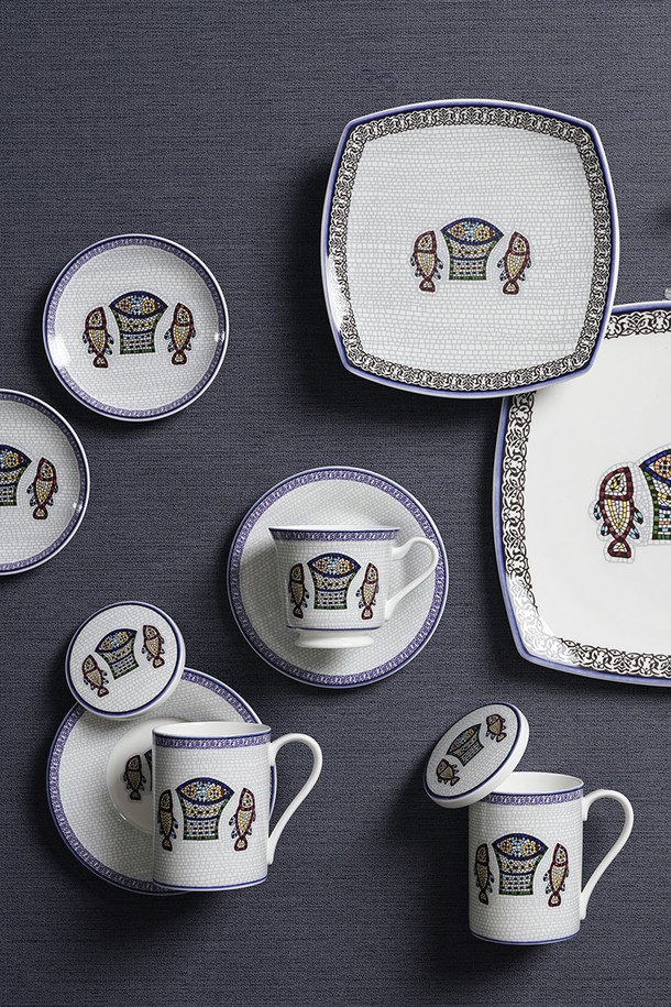 "오병이어 커피세트 2(4)p"는 성경 마가복음 6:41을 테마로 디자인된 커피잔 세트입니다. 본차이나 소재로 제작되어 얇고 가벼우며, 40% 이상의 천연 골분을 함유하여 우수한 보온성을 자랑합니다. 화이트와 블루 색상에 오병이어 패턴이 은은하게 더해졌으며, 반투명 유백색으로 고급스러움을 더했습니다. 커피잔 2개와 받침 접시 2개로 구성되어 있으며, 전자레인지 및 식기세척기 사용이 가능합니다. KS 제품인증, 납/카드뮴 불용출 시험, 24K 골드 인증을 획득하여 안전성과 품질을 보증합니다.
