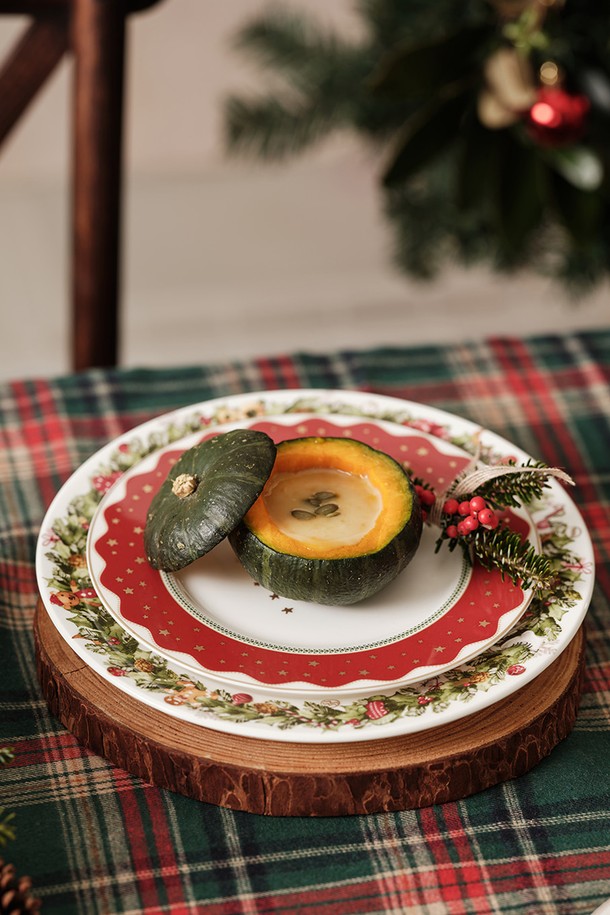 홀리리스 10인치 접시 1p는 40% 이상의 천연 본애쉬를 함유한 파인 본차이나 등급의 접시입니다. 얇고 가벼우며, 투명한 유백색과 낮은 수분 흡수율을 자랑하여 실용성을 높였습니다. 크리스마스, 홀리데이 무드의 호두까기 인형, 테디베어, 선물 상자 등 24K 골드 장식이 더해져 특별한 분위기를 연출합니다. KS 제품 인증, 납/카드뮴 불검출, 잉크 침투도 0.0, 열충격강도 120도, 24K 골드 인증을 완료하여 안전하게 사용할 수 있습니다. 식기로 활용하기 좋은 홀리데이 무드의 접시입니다.
