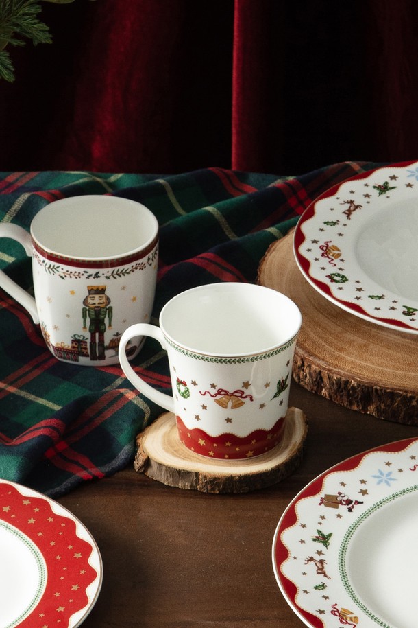 마이노엘 크리스마스 베이직 머그 2p는 도자기 소재로 제작되었으며, 일상생활에서 사용하기 좋습니다. 크리스마스트리, 홀리, 도트 패턴이 화이트, 레드, 그린 컬러로 디자인되어 따뜻한 분위기를 연출합니다. 베이직 스타일의 머그컵 2개 세트 구성으로, 소중한 사람과 함께 사용하거나 선물하기에도 좋습니다. 크리스마스 디자인으로 특별함을 더해, 다가오는 연말을 더욱 설레게 만들어보세요.
