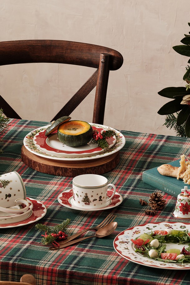 마이노엘 8인치 접시 1p는 크리스마스 분위기를 물씬 풍기는 도자기 재질의 원형 식기입니다. 화이트와 레드의 조화로운 색상에 크리스마스 트리와 홀리데이 무늬가 섬세하게 표현되어 있습니다. 8인치 사이즈로 활용도가 높으며, 웨이브 테두리가 디자인의 특별함을 더합니다. 식탁을 더욱 풍성하고 따뜻하게 연출할 수 있는 아이템입니다. 연말, 특별한 날의 식사를 위한 완벽한 선택입니다.
