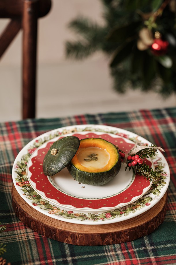 홀리리스 10인치 접시 1p는 크리스마스 테마 디자인의 도자기 접시입니다. 10인치 크기로, 식기 용도로 사용하기에 적합합니다. 화이트 색상 바탕에 크리스마스 테두리 장식이 돋보이며, 원형 디자인으로 제작되었습니다. 홀리리스 접시는 특별한 날의 식탁을 더욱 풍성하게 만들어 줍니다.
