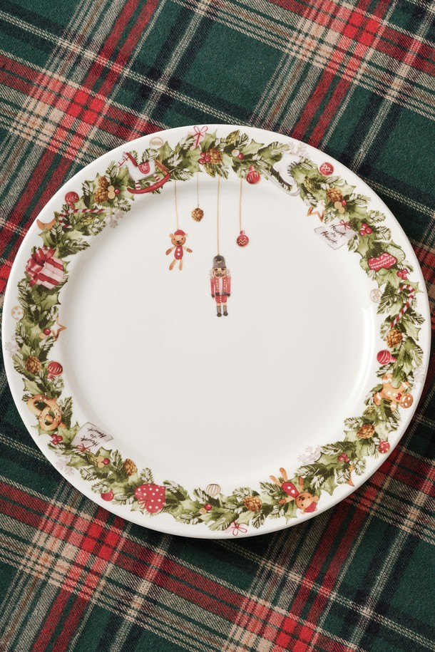 홀리리스 10인치 접시 1p는 40% 이상의 천연 본애쉬를 함유한 파인 본차이나 등급의 접시입니다. 얇고 가벼우며, 투명한 유백색과 낮은 수분 흡수율을 자랑하여 실용성을 높였습니다. 크리스마스, 홀리데이 무드의 호두까기 인형, 테디베어, 선물 상자 등 24K 골드 장식이 더해져 특별한 분위기를 연출합니다. KS 제품 인증, 납/카드뮴 불검출, 잉크 침투도 0.0, 열충격강도 120도, 24K 골드 인증을 완료하여 안전하게 사용할 수 있습니다. 식기로 활용하기 좋은 홀리데이 무드의 접시입니다.
