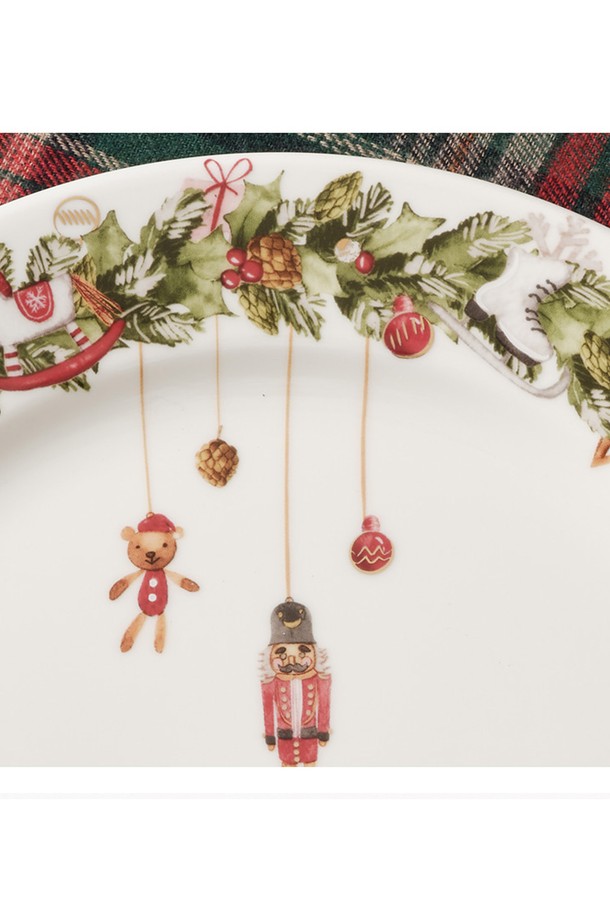 홀리리스 10인치 접시 1p는 40% 이상의 천연 본애쉬를 함유한 파인 본차이나 등급의 접시입니다. 얇고 가벼우며, 투명한 유백색과 낮은 수분 흡수율을 자랑하여 실용성을 높였습니다. 크리스마스, 홀리데이 무드의 호두까기 인형, 테디베어, 선물 상자 등 24K 골드 장식이 더해져 특별한 분위기를 연출합니다. KS 제품 인증, 납/카드뮴 불검출, 잉크 침투도 0.0, 열충격강도 120도, 24K 골드 인증을 완료하여 안전하게 사용할 수 있습니다. 식기로 활용하기 좋은 홀리데이 무드의 접시입니다.
