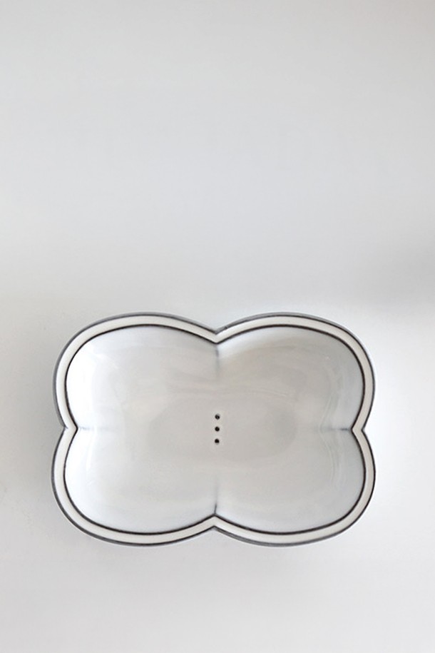 콩트 나비접시(S) 1P는 프랑스 남부 마을 식기에서 영감을 받아 제작된 도자기 식기입니다. 손으로 직접 시유하여 자연스러운 색상 변화와 얼룩, 스펙클 무늬가 특징이며, 모노톤, 심플, 모던한 디자인으로 어떤 식탁에도 잘 어울립니다. S 사이즈로 식기로 사용하기 적합하며, 전자레인지 사용이 가능하지만 5분 이내로 제한해야 합니다. 조리용, 직화 사용은 불가하며, 급격한 온도 변화와 금속 수저 사용에 의한 자국 발생에 주의하여 사용하세요.
