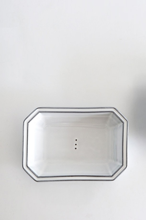 콩트 팔각 접시(S) 1P는 모던하고 시크한 디자인의 도자기 접시입니다. White와 Grey 두 가지 색상으로 제공되며, 무지 또는 점박이 무늬를 선택할 수 있습니다. 팔각형 디자인과 검은 흙빛, 수작업 시유로 인한 자연스러운 유약 흐름이 특징입니다. 전자레인지 사용이 가능하며, 식기 용도로 적합합니다. 수작업 특성상 개별 차이가 있을 수 있으며, 직화 조리에는 사용할 수 없습니다.