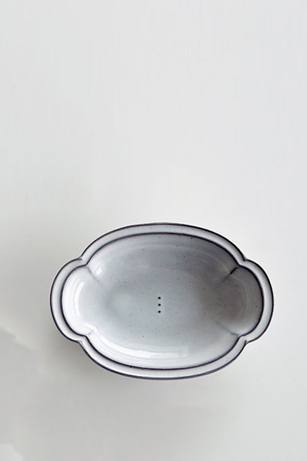 **콩트 구름 접시**는 부드러운 곡선이 돋보이는 디자인으로, 화이트와 그레이 두 가지 모노톤 컬러로 제공됩니다. 도자기 소재에 자연스러운 유약 흐름과 스펙클 무늬가 더해져 은은한 멋을 자아냅니다. 가장자리 돌출 디자인과 수작업으로 완성된 자연스러운 표면 질감이 특징이며, 전자레인지 및 식기세척기 사용이 가능합니다. KS 제품인증, 납/카드뮴 불검출 인증, 잉크침투저항성, 내열충격성, 24K 골드인증을 받아 안전하게 사용할 수 있습니다. 단, 조리 용도로는 사용할 수 없으며, 직화 사용 및 급격한 온도 변화는 피해주세요.
