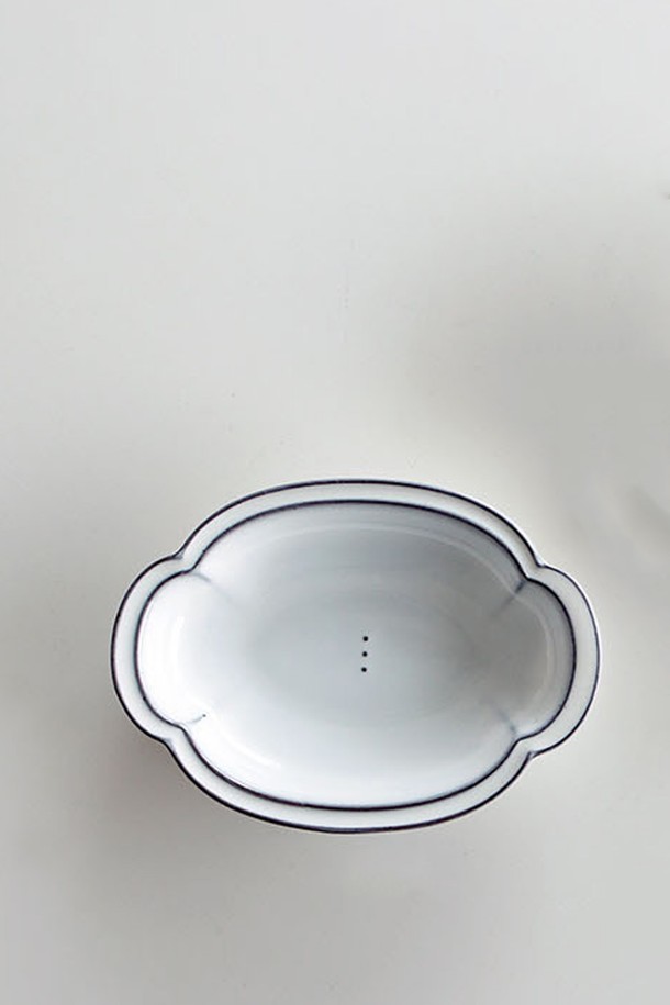 콩트 구름접시는 블랙 클레이 바디와 디핑 방식 시유 기법으로 제작되어 모던한 모노톤의 세련된 분위기를 연출합니다. 자연스러운 얼룩무늬가 돋보이며, 가장자리 돌출 디자인으로 음식을 더욱 돋보이게 합니다. 전자레인지, 식기세척기 사용 및 재가열이 가능하여 실용성을 높였습니다. KS 제품 인증, 납/카드뮴 불검출, 내열충격 120도, 잉크침투도 0.0 등 엄격한 품질 검사를 통과했습니다. 유약 흐름 자국, 소성과정의 작은 점과 기포, 수작업 마크는 제품의 자연스러운 매력을 더합니다.
