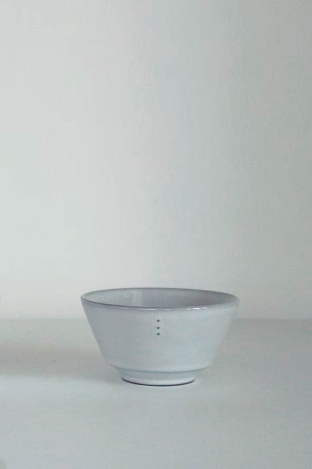 콩트 라이스볼(공기) 1P는 모던하고 시크한 주방을 연출하는 도자기 재질의 중형 공기입니다. 자연스러운 얼룩 무늬와 딥핑 방식의 유약 처리가 만나 개성 있는 디자인을 선사하며, 수작업으로 인한 자연스러운 유약 밀도 및 표면 질감의 차이가 특징입니다. 전자레인지와 식기세척기 사용이 가능하여 편리하며, KS 제품 인증(No. 12-1595) 및 납/카드뮴 무검출 인증을 통해 안전성을 확보했습니다. 화이트와 그레이 두 가지 모노톤 컬러로 제공되며, 내열충격성 120°C, 잉크 침투도 0.0으로 품질을 높였습니다. 사용 시에는 직화 사용을 피하고 급격한 온도 변화와 조리용도로 사용하지 않도록 주의해야 합니다.
