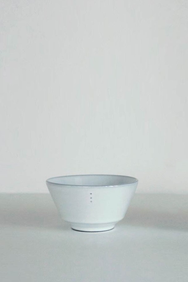 콩트 라이스볼(공기) 1P는 깊이 있는 딥핑 방식으로 유약을 입혀 은은한 멋을 자아내는 도자기 재질의 주방용품입니다. 자연스러운 흑토 색상과 모던하고 시크한 모노톤 디자인, 그리고 가장자리의 돌출 디자인이 특징입니다. 전자레인지와 식기세척기 사용이 가능하며, 11.2cm 지름과 6cm 높이로 넉넉한 용량을 담을 수 있습니다. KS 제품인증, 납/카드뮴 불검출, 잉크침투도 0.0, 내열충격 120도, 24K 골드인증을 받아 안심하고 사용할 수 있습니다. 수작업으로 제작되어 각 제품마다 자연스러운 반점이 존재하여 더욱 특별합니다.
