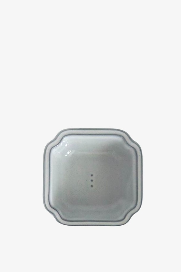 콩트 사각 소스볼(M) 1P는 모던하고 시크한 스타일의 주방용품입니다. 도자기 소재에 점박이 무늬가 특징이며, 화이트와 그레이 두 가지 색상으로 제공됩니다. 최대 120도의 내열 온도를 가지며, 전자레인지 사용이 가능하여 간편하게 데울 수 있습니다. 흑색 소지 위에 유약을 담가 시유하는 수작업 방식으로 제작되었으며, 모서리 부분의 검은 흙빛이 자연스러운 멋을 더합니다. KS 제품인증, 납/카드뮴 불검출 시험, 잉크침투도 시험, 24K 골드 인증을 완료하여 안심하고 사용할 수 있습니다.
