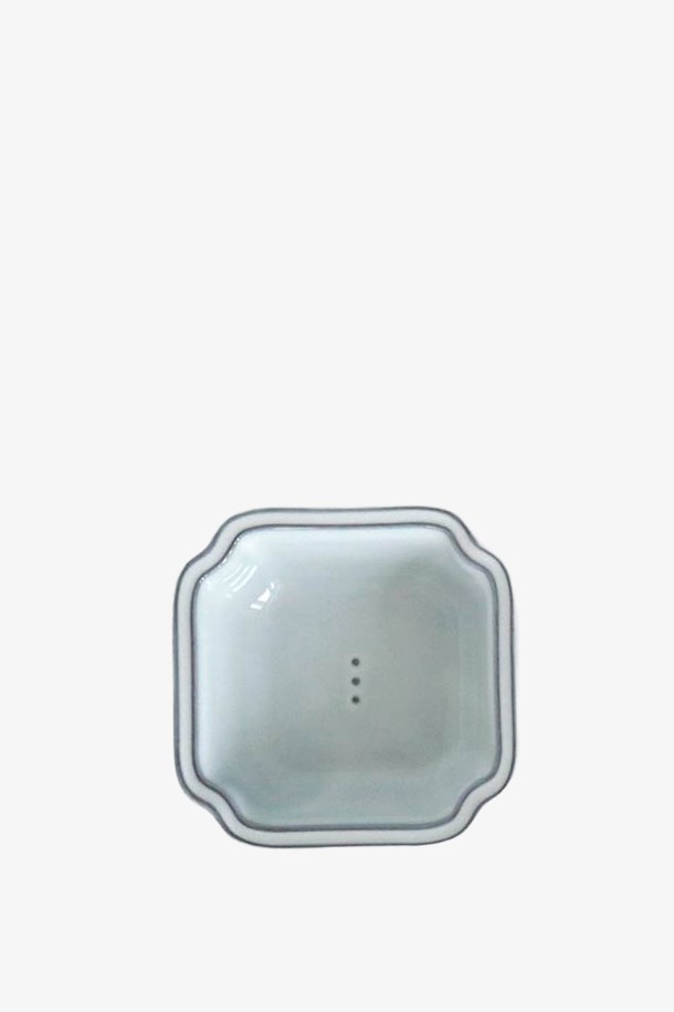 콩트 사각 소스볼(S) 1P는 **도자기, 세라믹** 소재의 무지 패턴으로 제작된 주방용품입니다. **화이트, 그레이** 두 가지 색상으로 출시되었으며, 모던한 디자인과 코너 돌출 디자인이 특징입니다. 내열온도 120도로, **전자레인지 및 식기세척기 사용이 가능**합니다. KS 제품인증, 납/카드뮴 불검출, 잉크침투도 0.0 시험성적서를 통과하여 안전성을 확보했습니다. 수작업으로 제작되었으며, 자연스러운 유약 흐름이 돋보이는 제품입니다.
