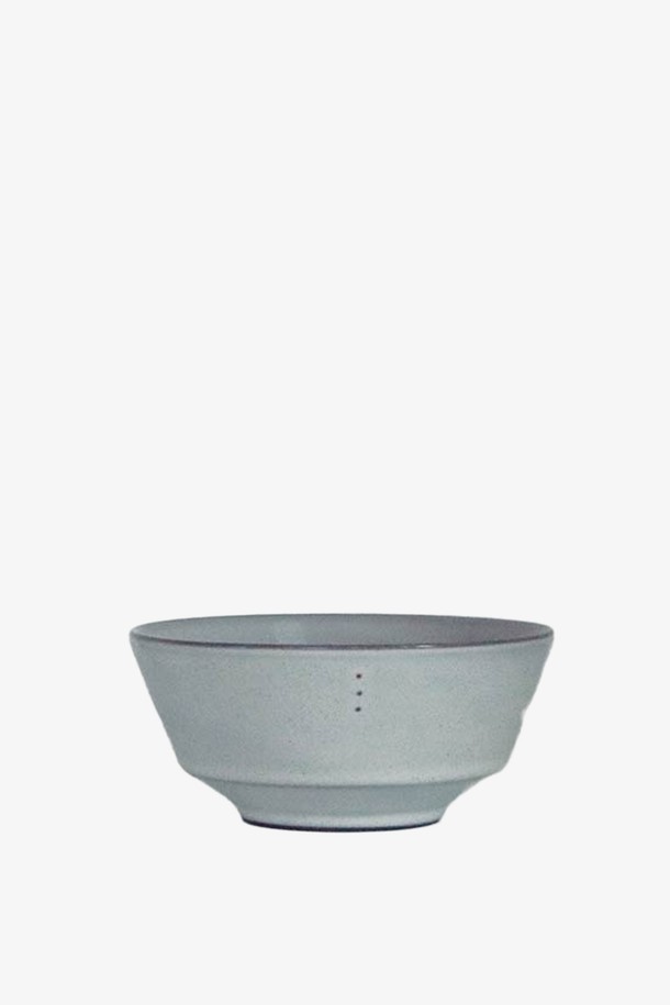 콩트 씨리얼볼(대접) 1P는 모던하고 시크한 디자인의 식기입니다. 흑색 소지에 유약을 담금 방식으로 제작되어 자연스러운 유약 흐름과 점박이 무늬가 특징입니다. 화이트와 그레이 두 가지 색상으로 제공되며, 전자레인지 및 식기세척기 사용이 가능하여 편리합니다. 도자기 소재로 제작되었으며, 열충격강도는 120도입니다. 직경 13.5cm, 높이 6cm의 사이즈로 식사용으로 적합합니다. 제품 특성상 유약 흐림, 바닥면 미세 얼룩, 표면의 작은 점/자국, 소성 중 나타나는 자국, 수작업으로 인한 유약의 농담 차이가 있을 수 있습니다.
