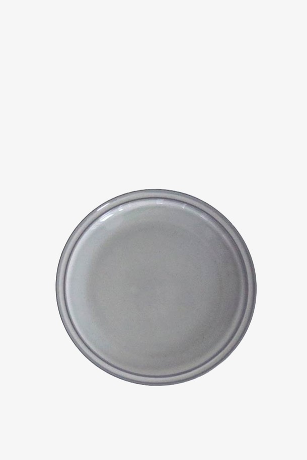 콩트 원형 접시(M) 1P는 세라믹과 도자기 소재로 제작된 주방 용품입니다. 자연스러운 얼룩 무늬와 모던하고 시크한 모노톤의 화이트, 그레이 색상으로, 딥핑 방식의 유약 처리와 자연스러운 블랙 엣지가 특징입니다. 전자레인지 사용이 가능하며, 열충격 저항성(120도)을 갖추었으며, KS 제품인증, 납/카드뮴 불검출, 잉크침투저항성(0.0), 24K 골드 인증을 받아 안심하고 사용할 수 있습니다. 수작업으로 제작되어 유약 농도와 표면 질감에 개별성이 있으며, 식기로 사용하기 적합합니다.
