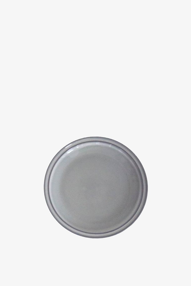 콩트 원형접시(S) 1P는 세라믹과 도자기 소재로 제작된 원형 접시입니다. 화이트와 그레이 색상으로, 자연스러운 얼룩과 스펙클 무늬가 특징이며, 수공예로 제작되어 각기 다른 유약 농도 차이를 보여줍니다. 전자레인지 사용이 가능하며 재가열 용도로 적합하며, KS 제품인증(No. 12-1595)을 받아 안전성을 확보했습니다. 급격한 온도 변화와 금속 수저 사용은 피해주시고, 조리용으로 사용하지 않도록 주의해주세요.
