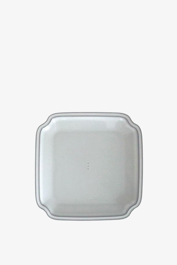 콩트 정사각접시(L) 1P는 모던하고 시크한 디자인의 도자기 접시입니다. 화이트와 그레이 두 가지 컬러로 출시되었으며, 자연스러운 점박이 무늬와 유약 흐름이 특징입니다. 흑색 소지 위에 은은한 색감의 유약을 시유하여 고급스러움을 더했으며, 모서리에서는 검은 흙빛이 자연스럽게 비칩니다. L 사이즈로 넉넉한 활용성을 자랑하며, 전자레인지, 식기세척기, 오븐 사용이 가능합니다. KS 제품인증, 납/카드뮴 불검출 시험, 열충격강도 시험 등을 통과하여 안전성을 입증받았습니다.
