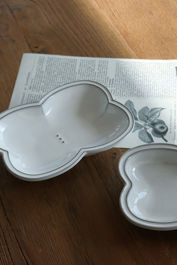 **콩트 나비접시(S) 1P**는 모던하고 시크한 스타일의 도자기 접시입니다. 핸드메이드로 제작되어 자연스러운 유약 흐름과 모서리 부분의 블랙 클레이 노출이 특징입니다. 화이트와 그레이 두 가지 컬러로, 그레이 컬러에는 자연스러운 반점 패턴이 돋보입니다. 나비 모티브 디자인이 돋보이는 식기로, 전자레인지 사용이 가능합니다. 단, 조리용도로는 사용할 수 없으며, 급격한 온도 변화는 피해야 합니다.
