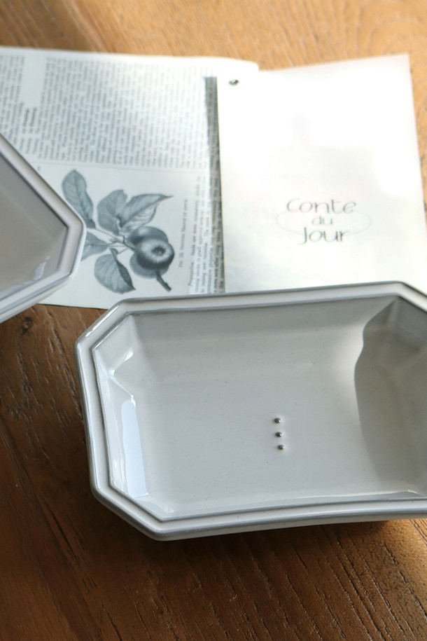 콩트 팔각 접시(S) 1P는 모던하고 시크한 디자인의 도자기 접시입니다. White와 Grey 두 가지 색상으로 제공되며, 무지 또는 점박이 무늬를 선택할 수 있습니다. 팔각형 디자인과 검은 흙빛, 수작업 시유로 인한 자연스러운 유약 흐름이 특징입니다. 전자레인지 사용이 가능하며, 식기 용도로 적합합니다. 수작업 특성상 개별 차이가 있을 수 있으며, 직화 조리에는 사용할 수 없습니다.