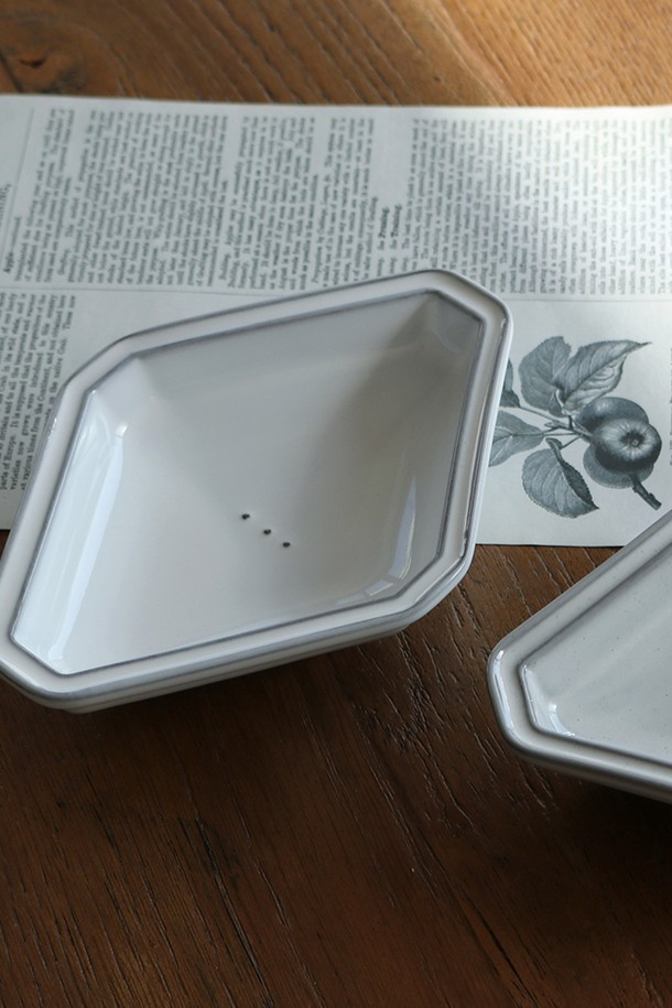 콩트 마름접시(S)는 모던하고 시크한 스타일의 주방용품입니다. 도자기 소재에 자연스러운 얼룩 무늬가 특징이며, 화이트와 그레이 두 가지 색상으로 제공됩니다. 모서리 돌출 디자인과 손으로 시유한 자연스러운 질감, 딥핑 방식의 유약 처리가 돋보입니다. 전자레인지 사용이 가능하며, 수작업으로 제작되어 각 제품마다 자연스러운 색상 변화, 유약 농도 차이, 표면 텍스처 변화를 느낄 수 있습니다. 식기로 활용하기 좋습니다.
